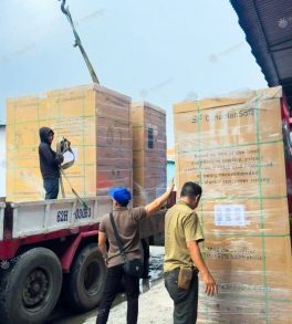 Nhân viên bốc dỡ kiện hàng thiết bị điện mặt trời