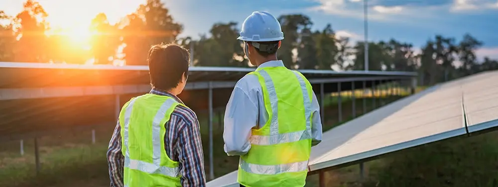 Các kỹ thuật viên thực hiện công trình năng lượng mặt trời