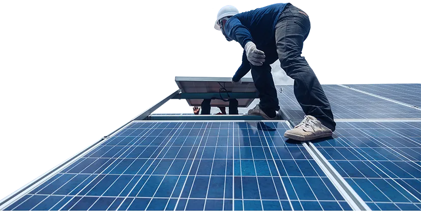 Kỹ thuật viên thi công tấm pin mặt trời trên mái